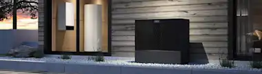 Viessmann Wärmepumpe vor einem Holzhaus