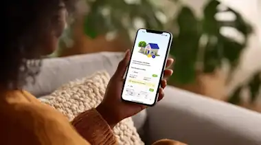 Frau hält Smartphone in der Hand mit der Startseite der EnBW Energiewelt App