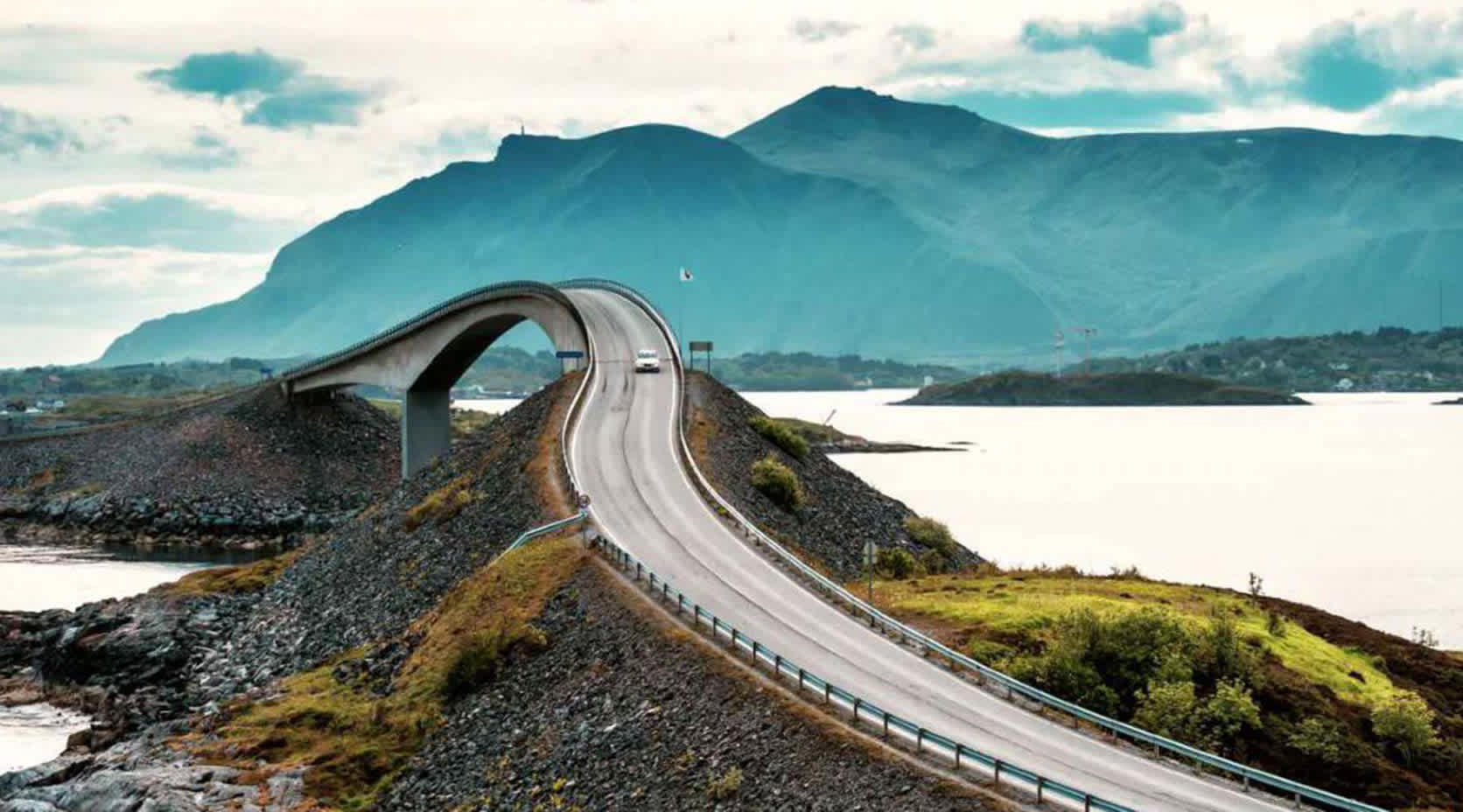 Auto auf Brücke am Meer in Norwegen