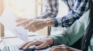 Mann und Frau am Laptop Hände Tisch