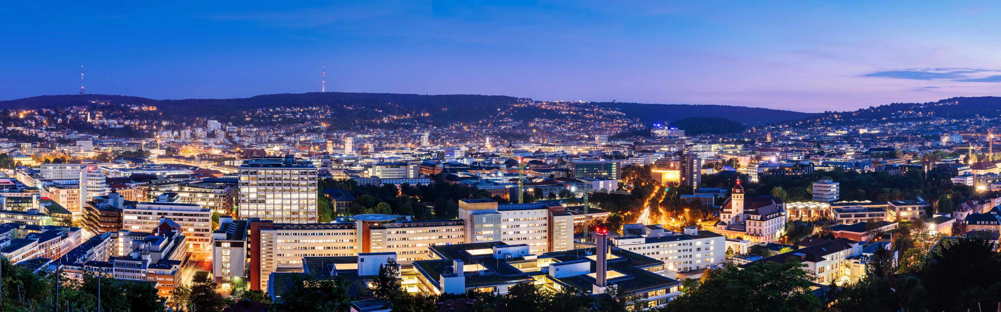 Panorama-Ansicht der Stadt Stuttgart bei Nacht