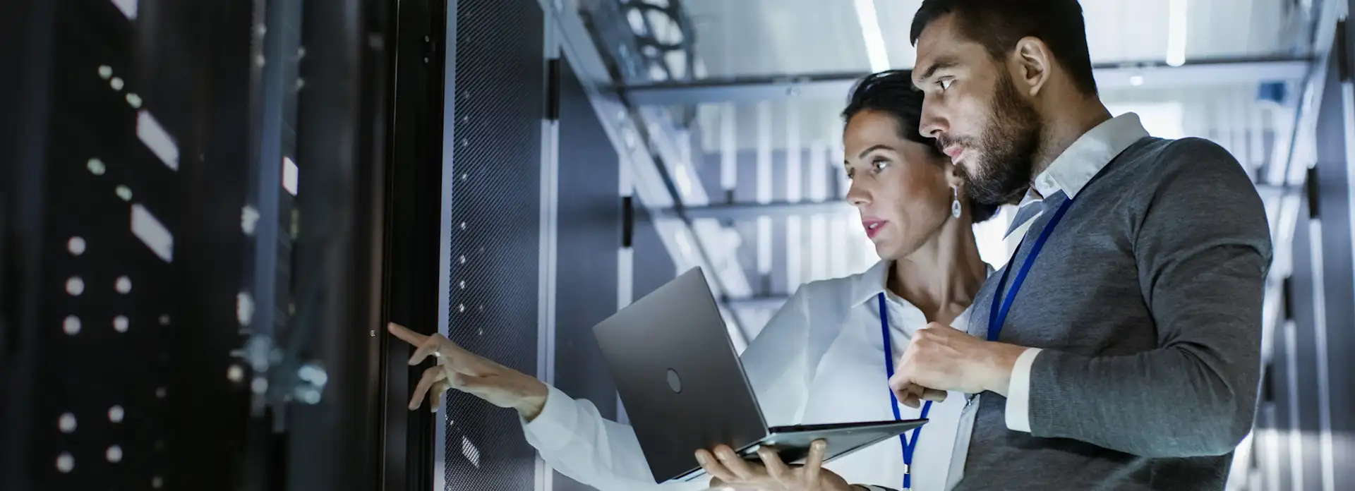 Mann und Frau beraten sich mit Laptop im Serviceraum IT-Techniker