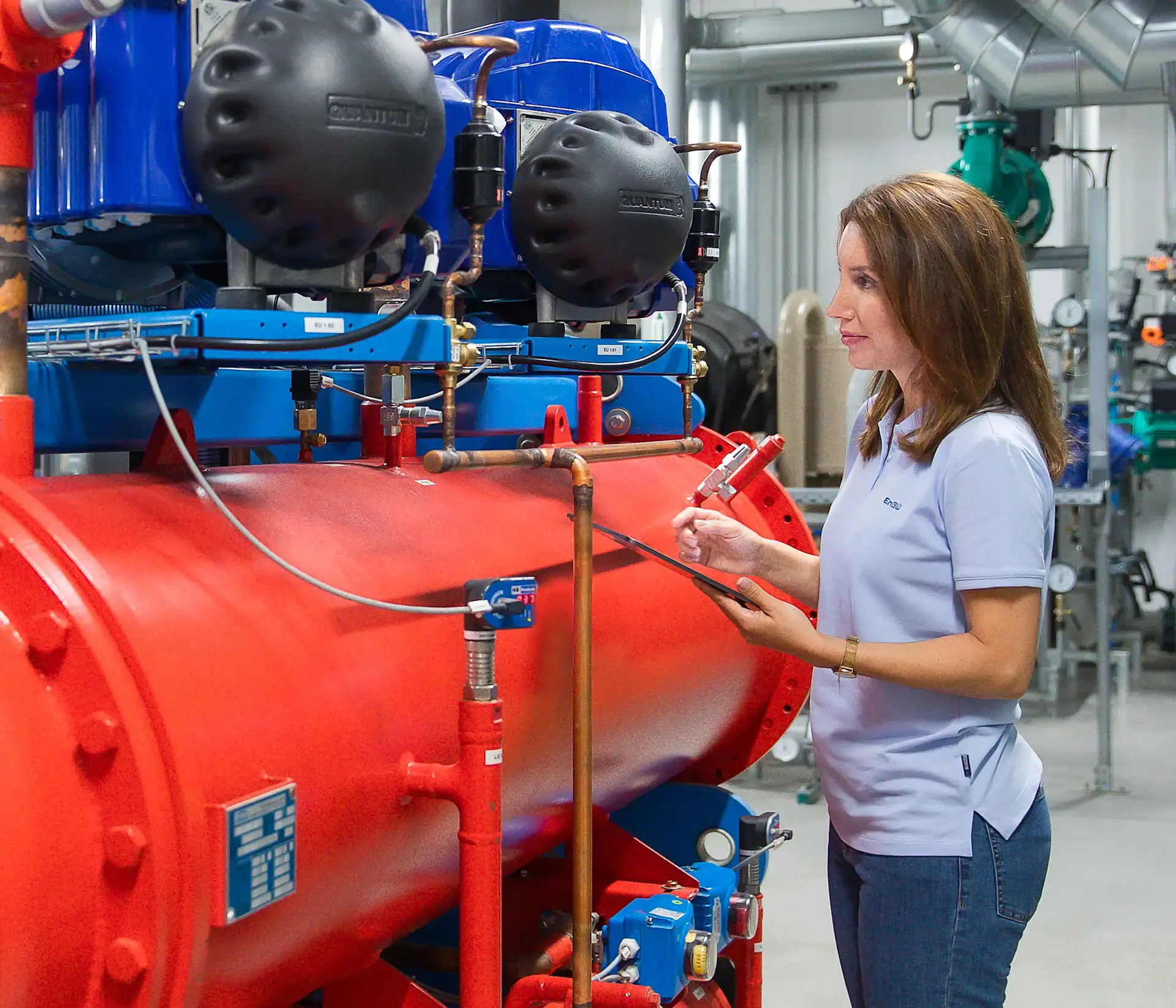 EnBW Contracting-Mitarbeiterin prüft eine Anlage