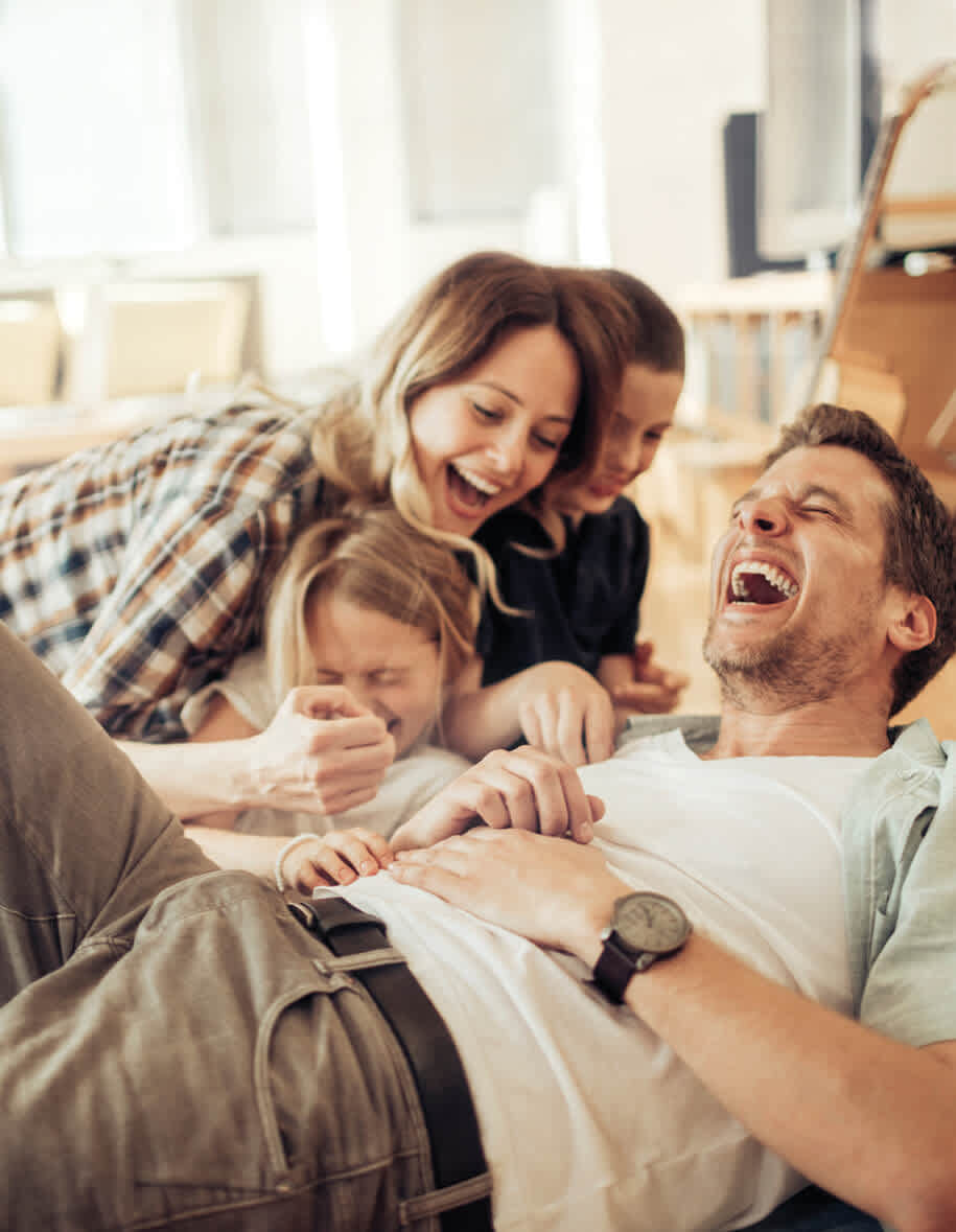 Familie mit zwei Kindern freut sich über den Gewinn