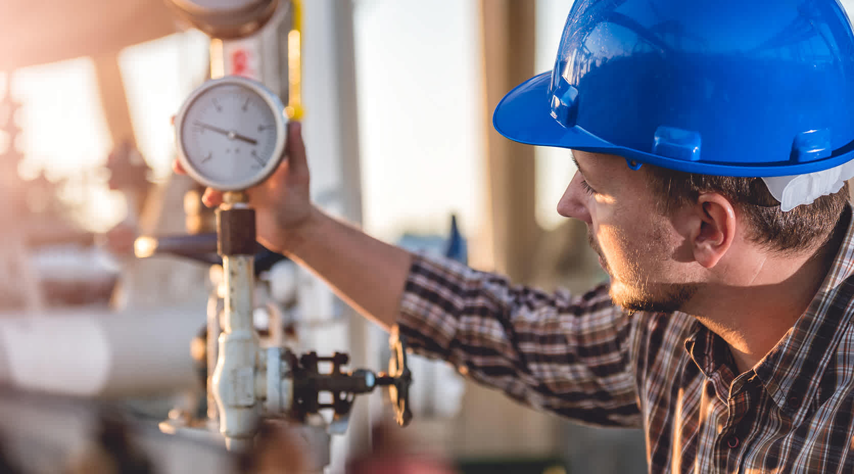 Techniker überprüft die Gasanzeige