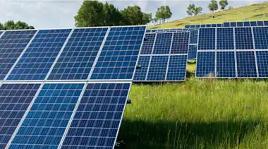 Solaranlage auf grüner Wiese