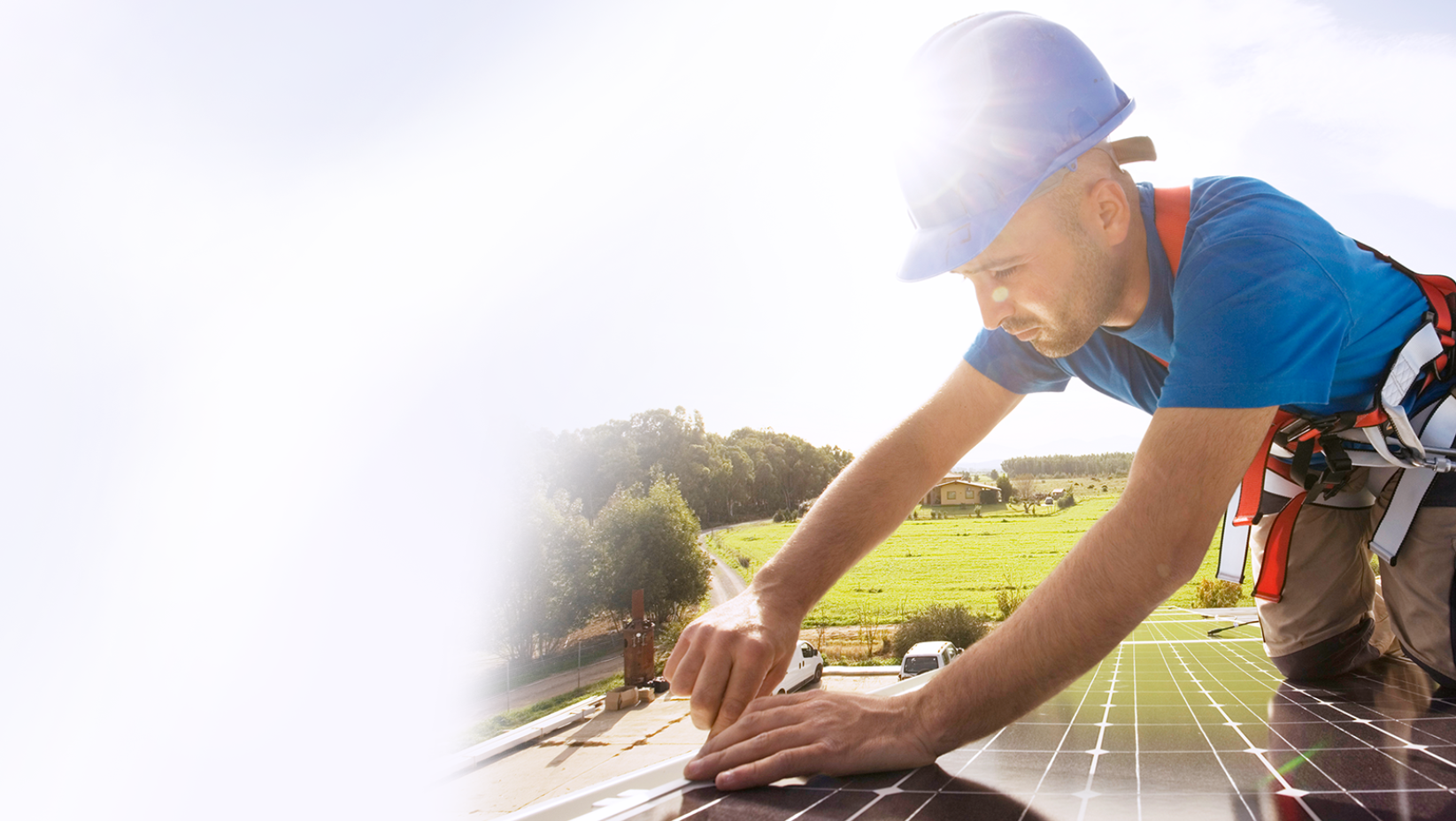 Monteur installiert EnBW solar+ Solaranlage auf Dach