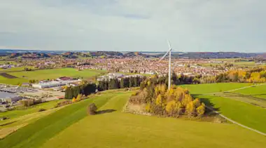 Luftaufnahme Windrad in der Nähe einer Kommune