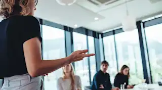 Frau stellt Konzept der EnBW vor