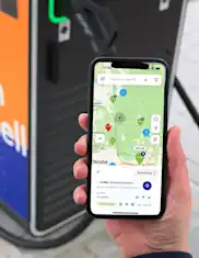 Frau bezahlt mit EnBW mobility+ App