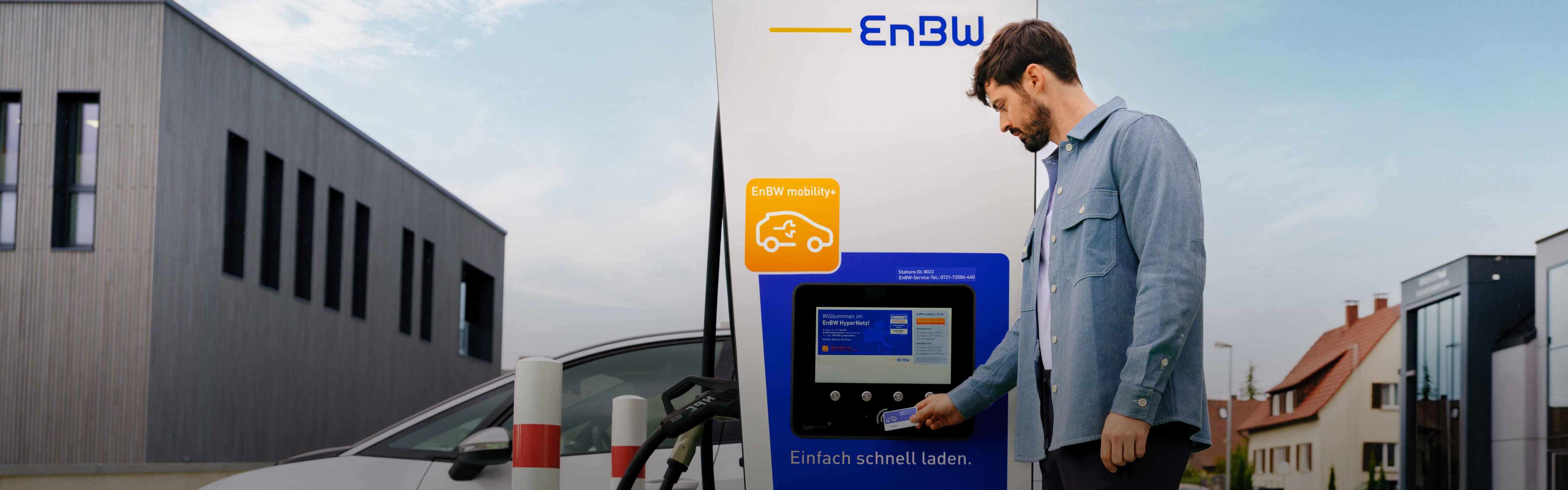 Mann an EnBW Ladestation