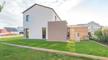 Haus mit Garten und Wärmepumpe