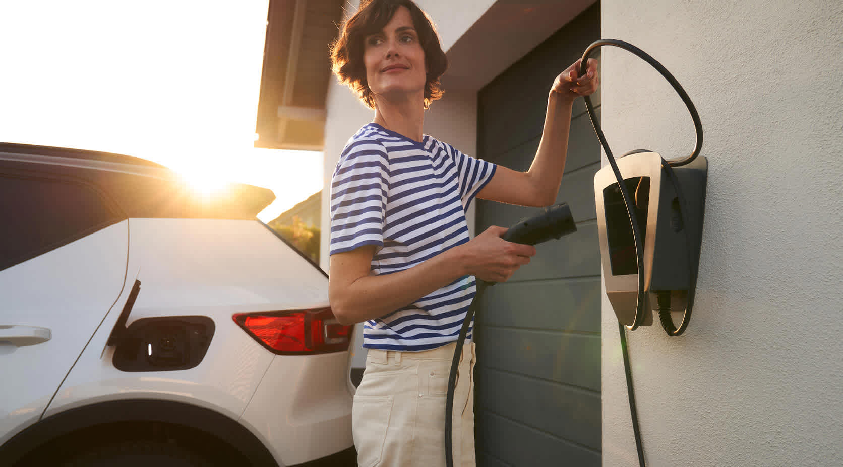 Frau lädt E-Auto an EnBW-Wallbox