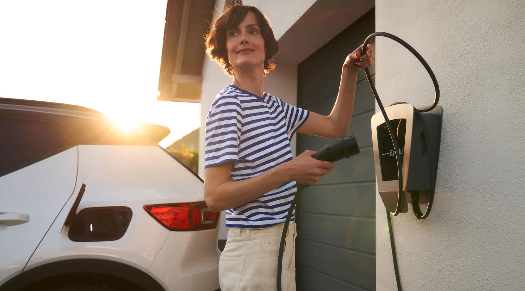 Frau lädt E-Auto an EnBW-Wallbox