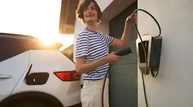 Frau lädt E-Auto an EnBW-Wallbox