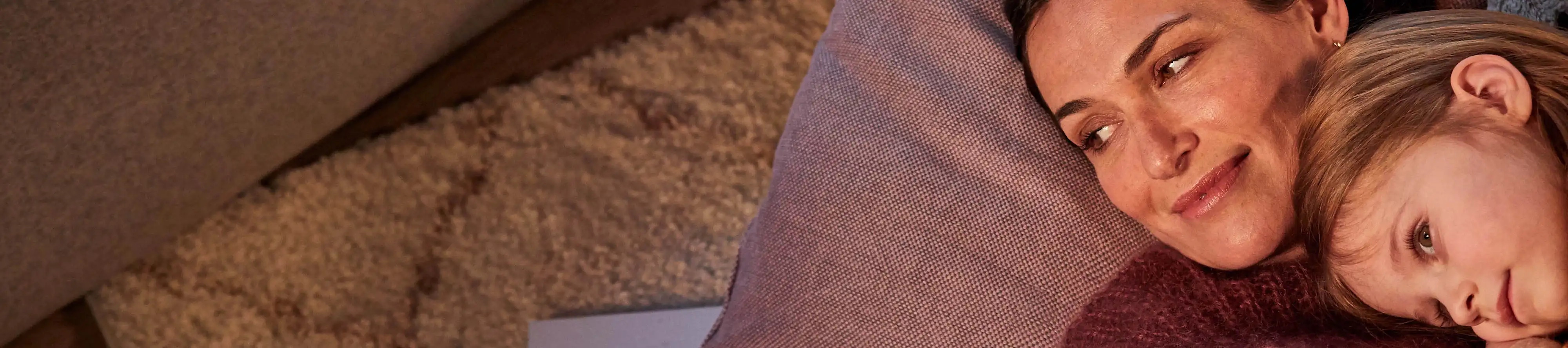 Mutter und Tochter genießen Wärme