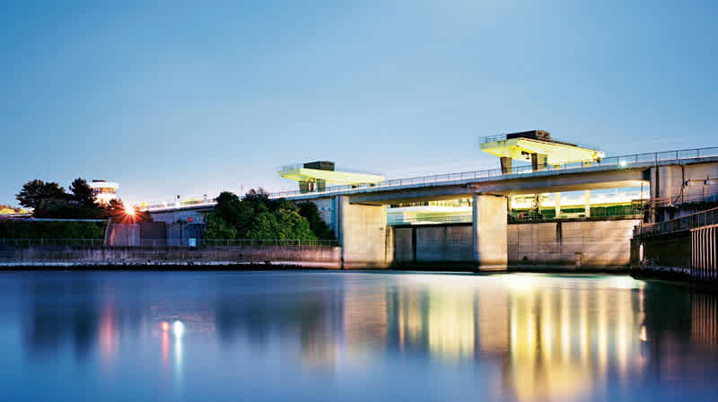 Wasserkraftwerk in Iffezheim bei Nacht