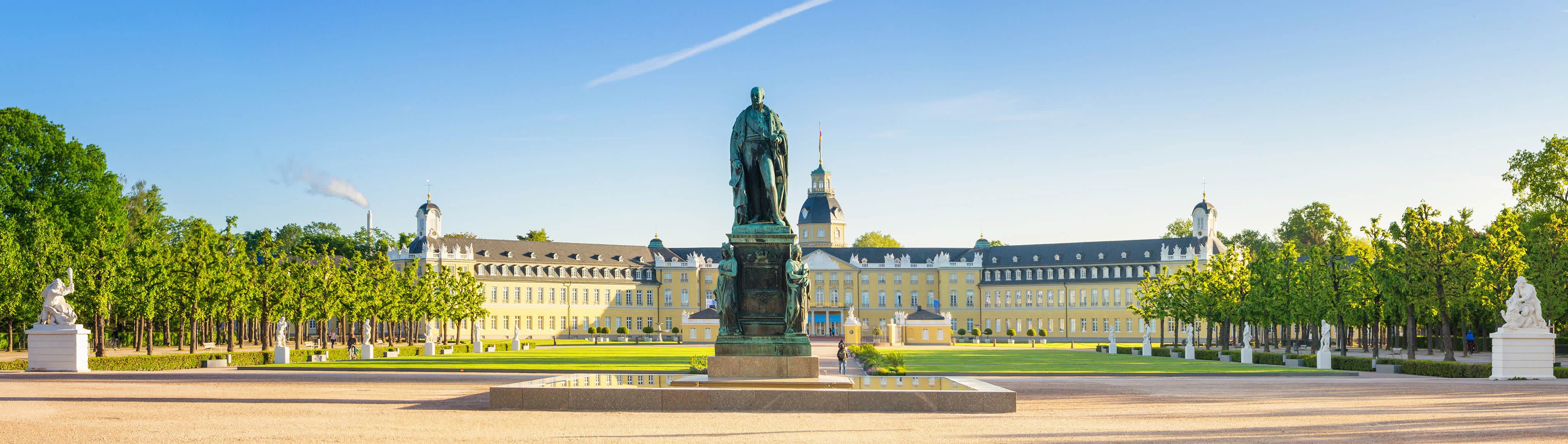 Das Schloss in Karlsruhe mit Statue im Vordergrund