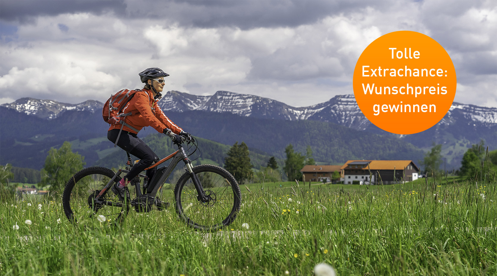 Frau auf E-Mountainbike