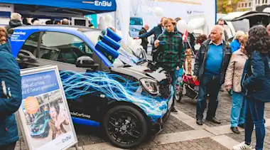Menschenmenge schaut sich smart an