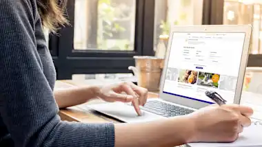 Frau ruft Meine EnBW Portal auf ihrem Laptop auf