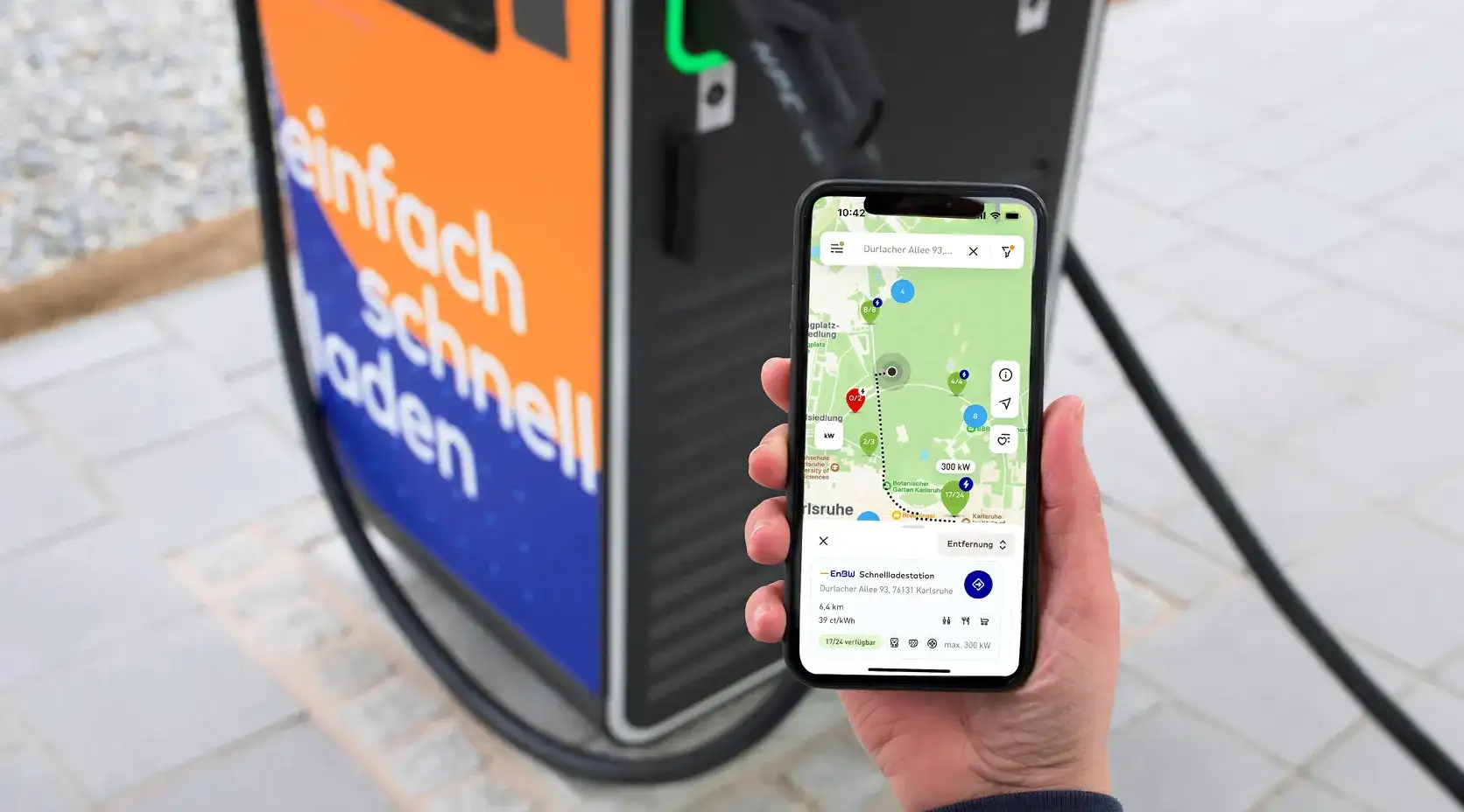 Frau bezahlt mit EnBW mobility+ App