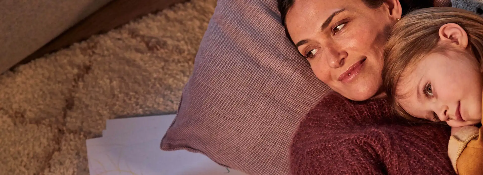 Mutter und Tochter genießen Wärme