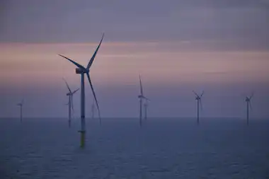 Windräder offshore in der Dämmerung