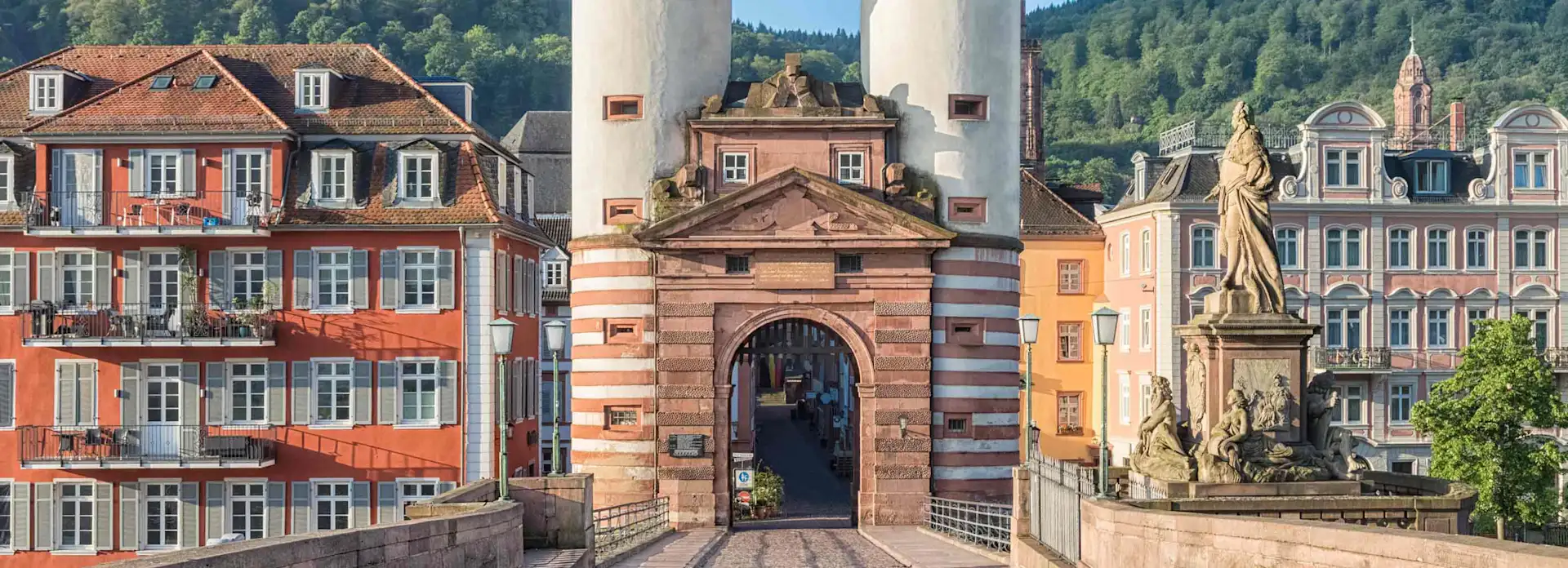 Stadt Heidelberg Tor zur Altstadt mit Statue im Vordergrund