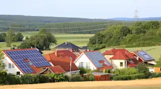 Häusersiedlung mit Photovoltaiklösungen