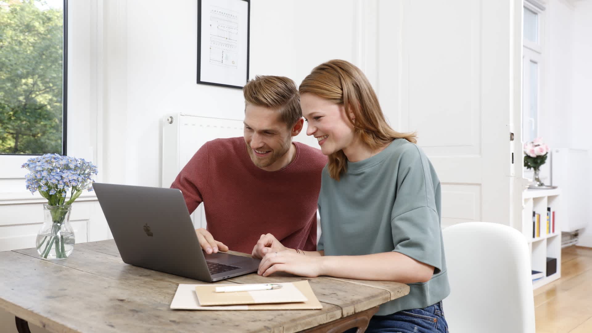 Mann und Frau machen am Laptop den Strompreis-Check