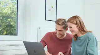 Junges Paar recherchiert Strompreiszusammensetzung