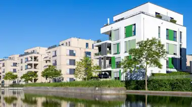 Eine Wohngegend mit modernen und neu gebauten Hochhäusern direkt an einem See/Fluss