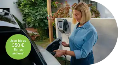 Eine Frau lädt ihr E-Auto mit einer Wallbox