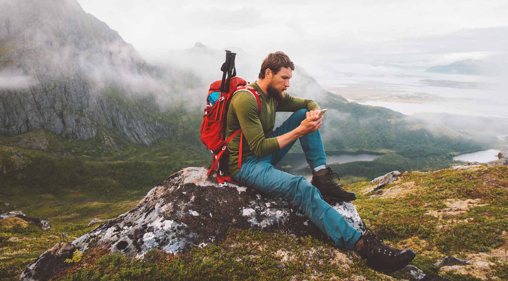 Bergsteiger mit einem Smartphone