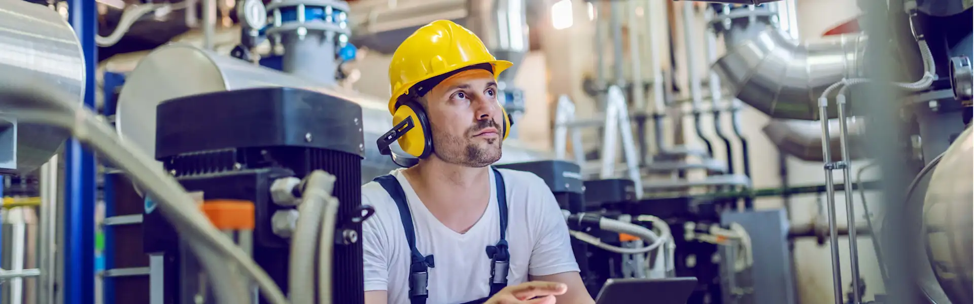 Arbeiter überprüft Technik in einem Gaskraftwerk