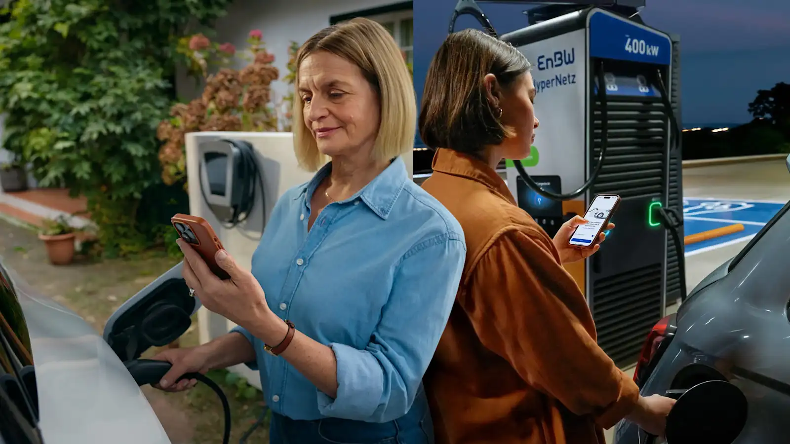 Zwei Frauen laden ihr Auto zuhause und unterwegs und prüfen den Ladevorgang in der EnBW mobility+ App auf ihrem Smartphone