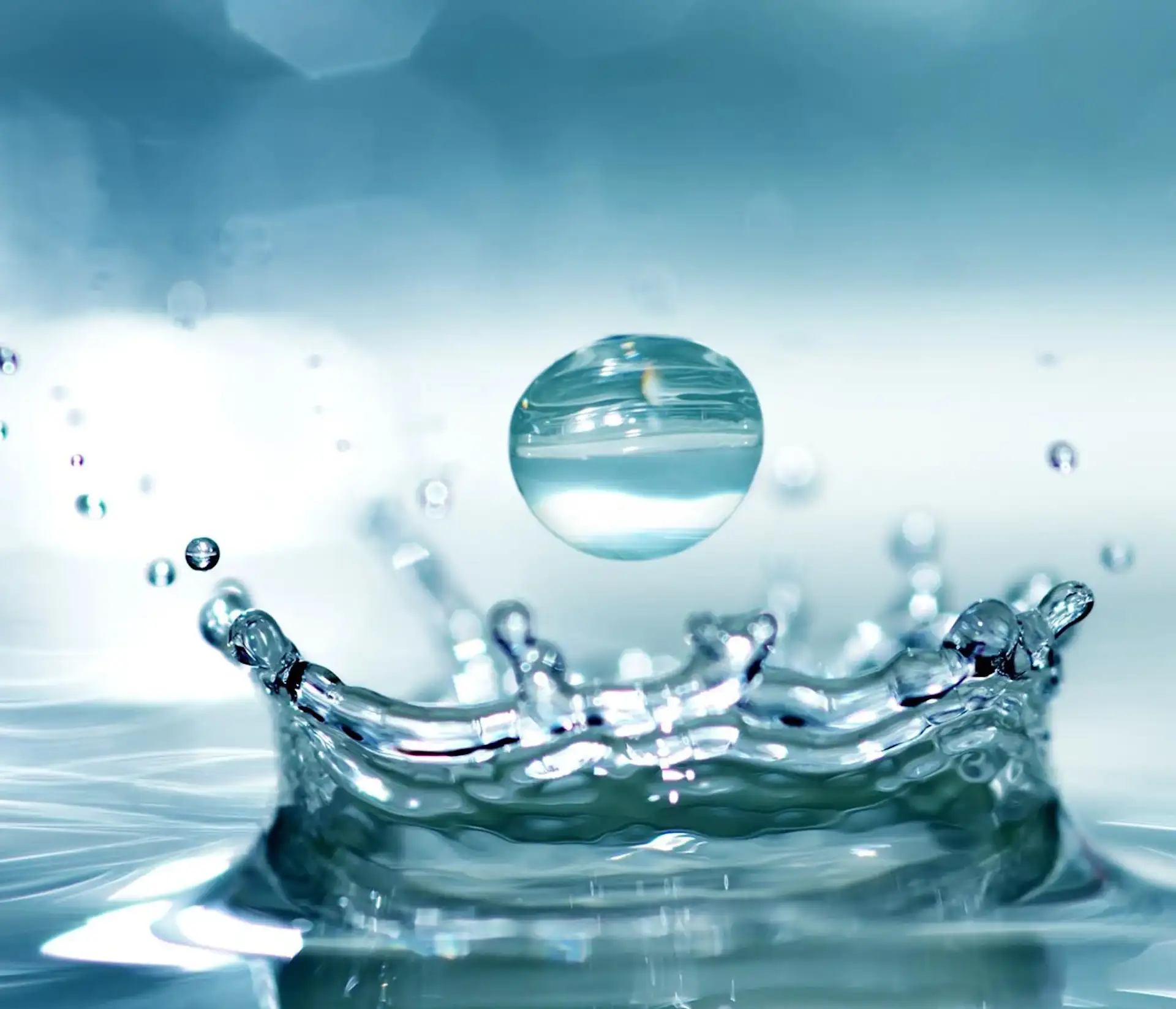 Wassertropfen fällt auf die Wasseroberfläche