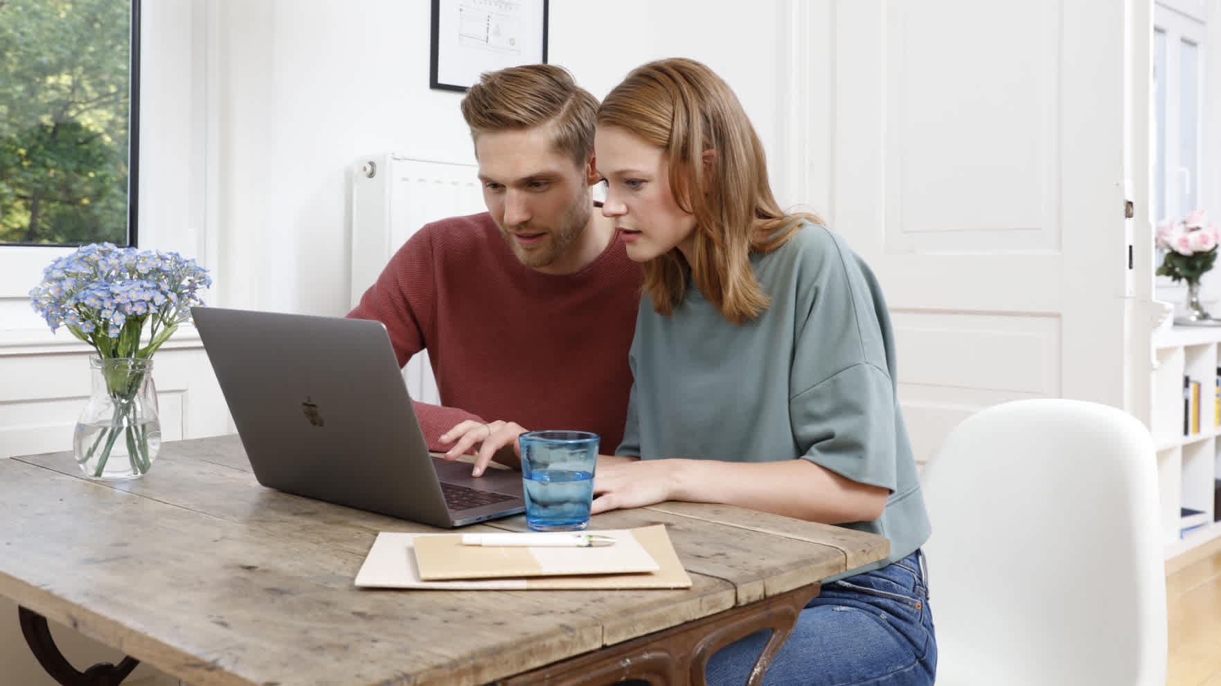Paar arbeitet konzentriert am Computer.
