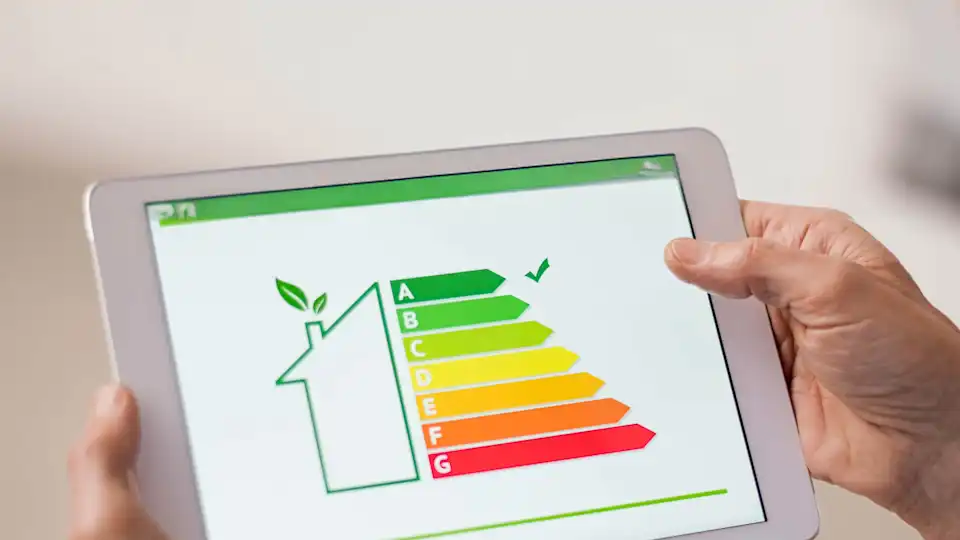 Tablet mit Grafik von Haus und Energieffizienz