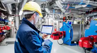 EnBW Mitarbeiter steuert Anlage im Rahmen von Effizienzmonitoring