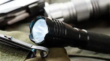 Taschenlampe auf dem Tisch