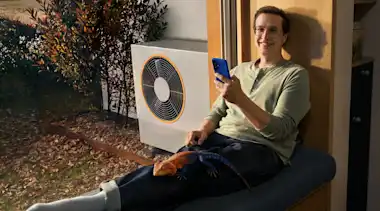 KI-generiert: Ein Mann sitzt auf einer Fensterbank, auf seinen Beinen sitzt eine Echse.