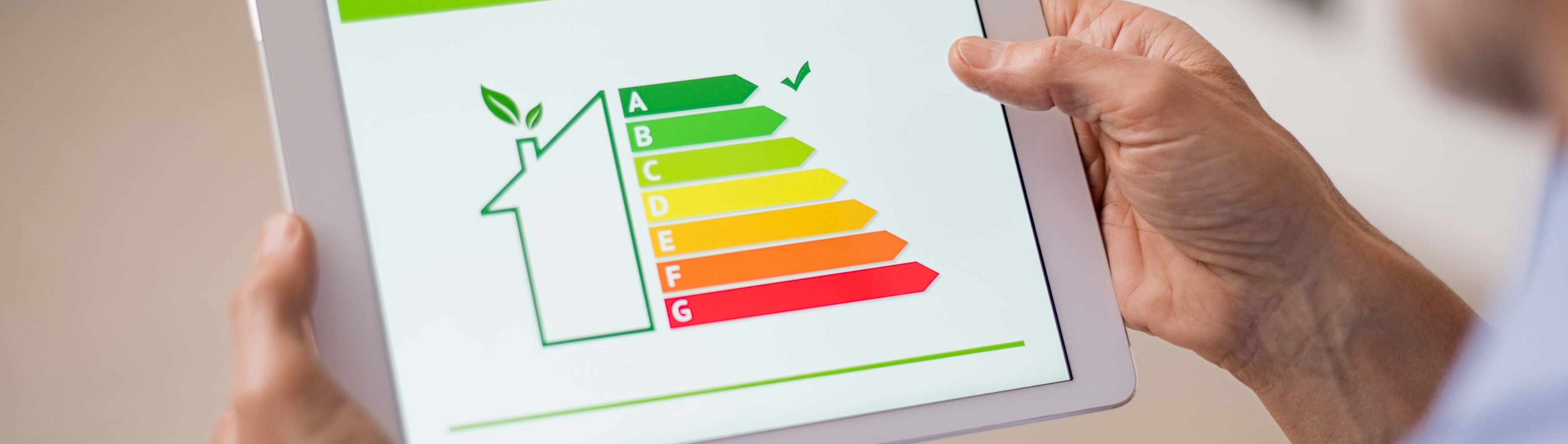 Tablet mit Grafik von Haus und Energieffizienz