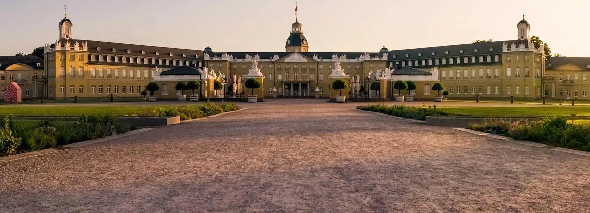 Ansicht Schloss Karlsruhe in der Abenddämmerung