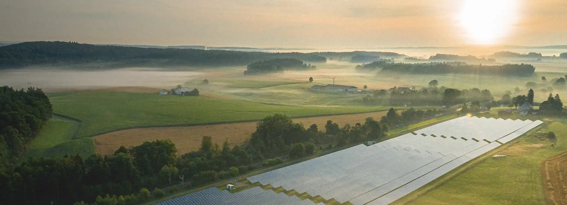 Solarpark in Ingoldingen bei aufgehender Sonne und Frühnebel
