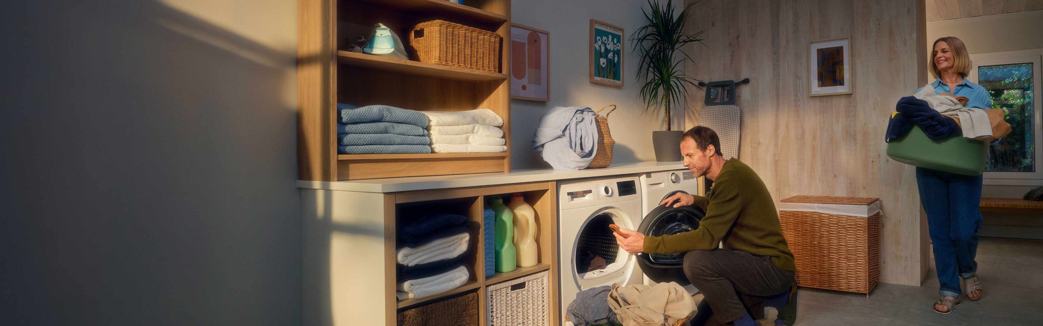 enbw-mann-frau-waesche-waschen-waschmaschine-waschraum-8736x2730-32zu10