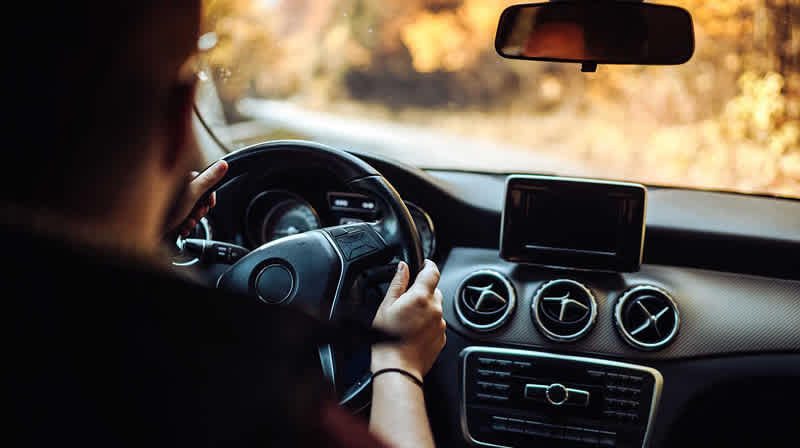 Mann sitzt im Auto