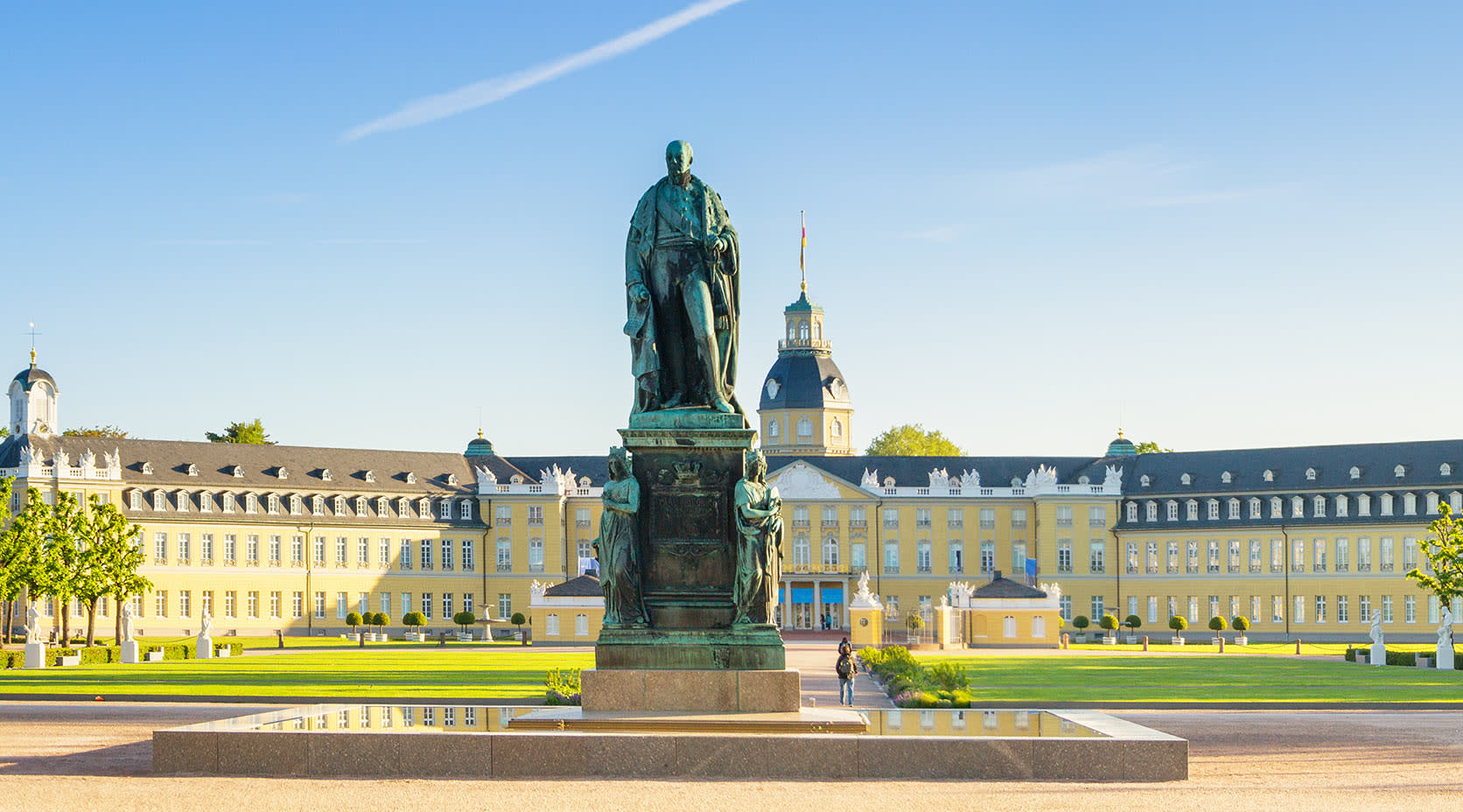 Ansicht des Schlosses in Karlsruhe mit Statue im Vordergrund