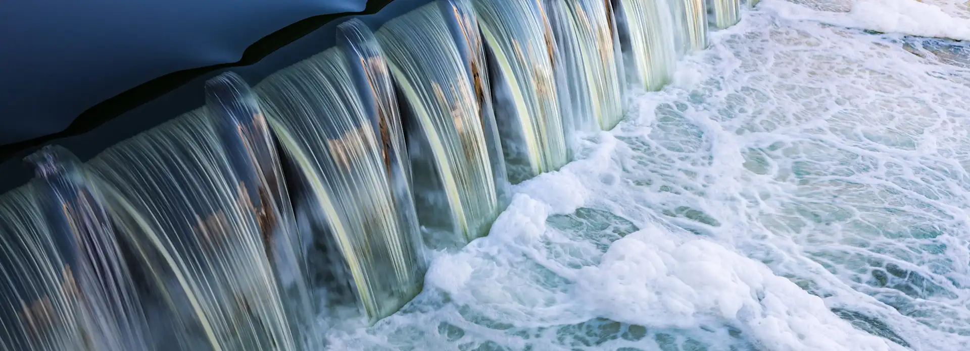 Wasserfall mit schäumendem Wasser